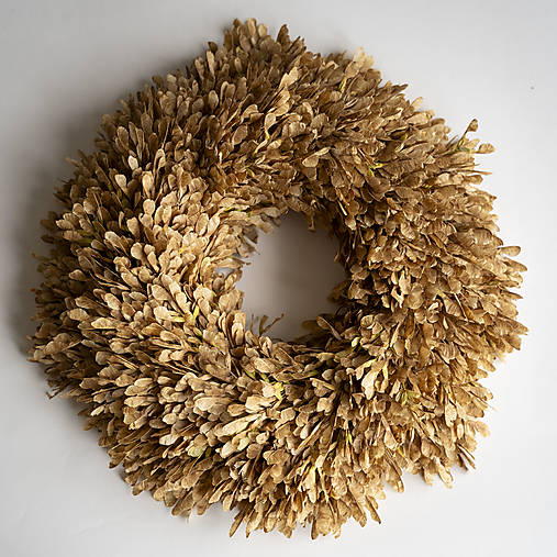 Dekorácie - Jednoduchý prírodný jesenný veniec v béžovej farbe - 16845168_