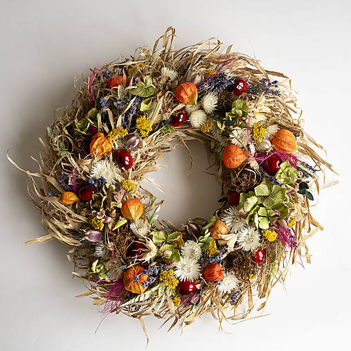 Dekorácie - Jesenný veniec v prírodnom štýle z tráv a pestrých kvetov - 16845178_