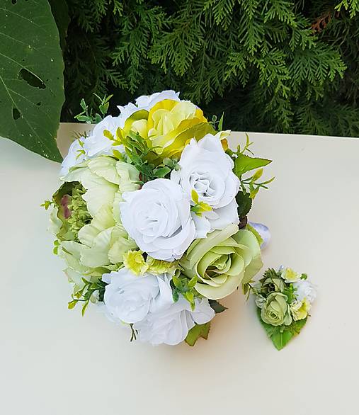Kytice pre nevestu -  svadobná kytica so zelenou pivóniou a pierkom pre ženícha - 16846748_