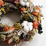 Dekorácie - Jesenný veniec na dvere s oranžovou machovkou a purpurovou slamienkou - 16846421_