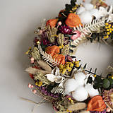 Dekorácie - Jesenný veniec na dvere s oranžovou machovkou a purpurovou slamienkou - 16846424_