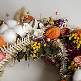 Dekorácie - Jesenný veniec na dvere s oranžovou machovkou a purpurovou slamienkou - 16846425_