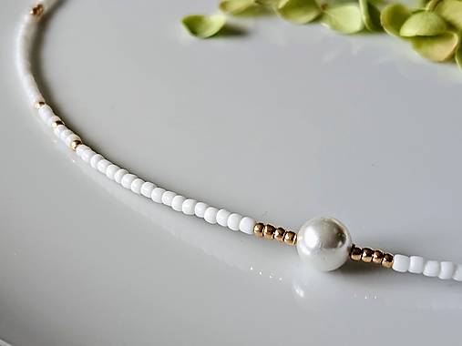 Náhrdelníky - Náhrdelník / choker so shell perlou a rosegold korálkami - 16854778_