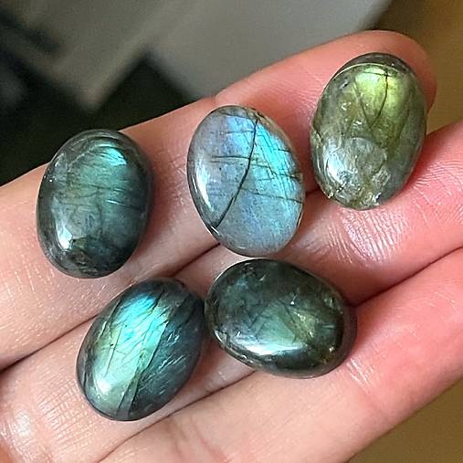 Minerály - Labradorit kabošon ovál / 18x13mm (č.4) - 16857809_