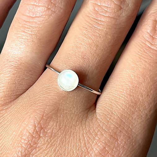 ZĽAVA 50% Moonstone Ring Ag925 / Jemný strieborný prsteň s mesačným kameňom E045