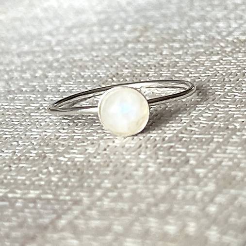 ZĽAVA 50% Moonstone Ring Ag925 / Jemný strieborný prsteň s mesačným kameňom E045