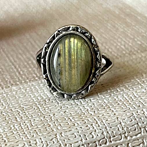 Antique Silver Labradorite Ring / Starostrieborný prsteň s labradoritom E045