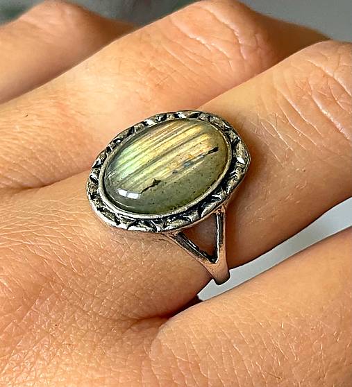 Antique Silver Labradorite Ring / Starostrieborný prsteň s labradoritom E045