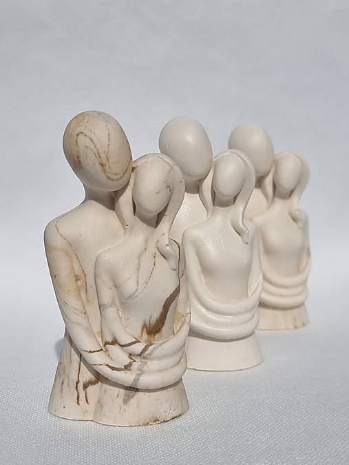 Dekorácie - Zaľúbené sošky z jesmonite - 16860098_