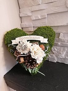 Dekorácie - Machove smútočné srdce 20cm s drevenou stuhou  - 16861412_