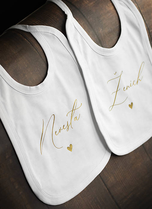 Iné doplnky - Svadobné podbradníky Nevesta & Ženích - zlatý nápis - 16873337_