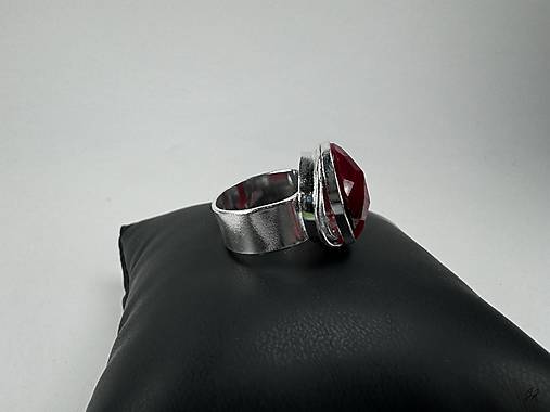 Originálny strieborný 925/1000 prsteň s rubínom, veľkosť 59