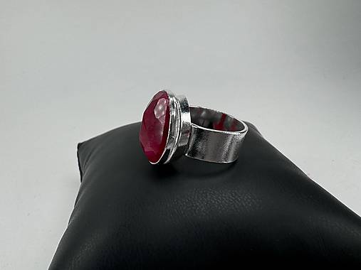 Originálny strieborný 925/1000 prsteň s rubínom, veľkosť 59