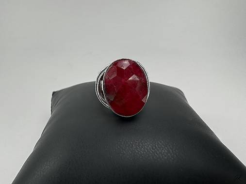 Originálny strieborný 925/1000 prsteň s rubínom, veľkosť 59