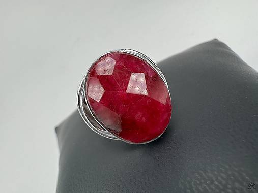 Originálny strieborný 925/1000 prsteň s rubínom, veľkosť 59