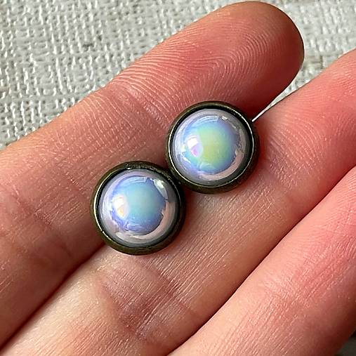 Rainbow Stud Earrings / Napichovacie náušnice s perleťovými dúhovými kabošonmi E049