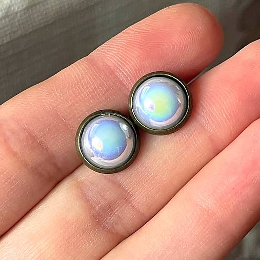 Rainbow Stud Earrings / Napichovacie náušnice s perleťovými dúhovými kabošonmi E049