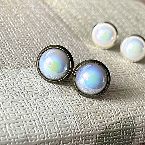 Rainbow Stud Earrings / Napichovacie náušnice s perleťovými dúhovými kabošonmi E049