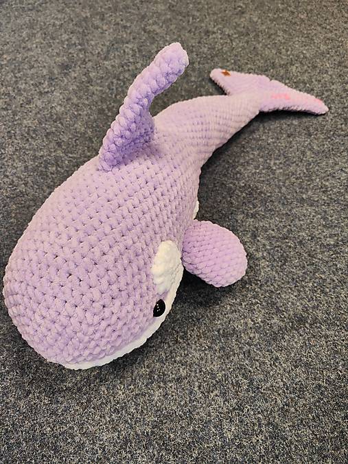 Hračky - Kosatka háčkovaná cez 50cm - fialová pastelová - 16878868_