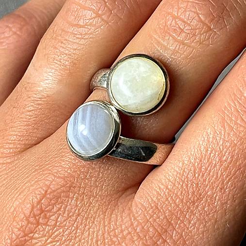 ZĽAVA 60% Elegant Double Moonstone and Chalcedony Ring / Prsteň s chalcedónom a mesačným kameňom E050