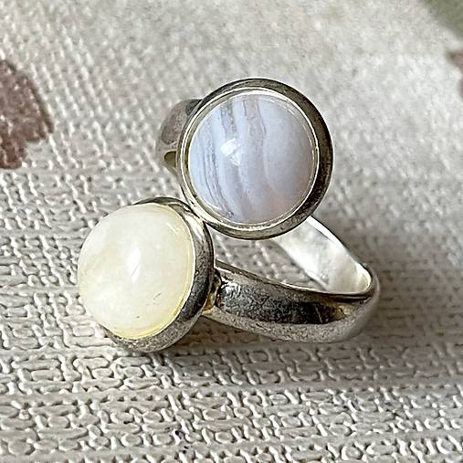 ZĽAVA 60% Elegant Double Moonstone and Chalcedony Ring / Prsteň s chalcedónom a mesačným kameňom E050