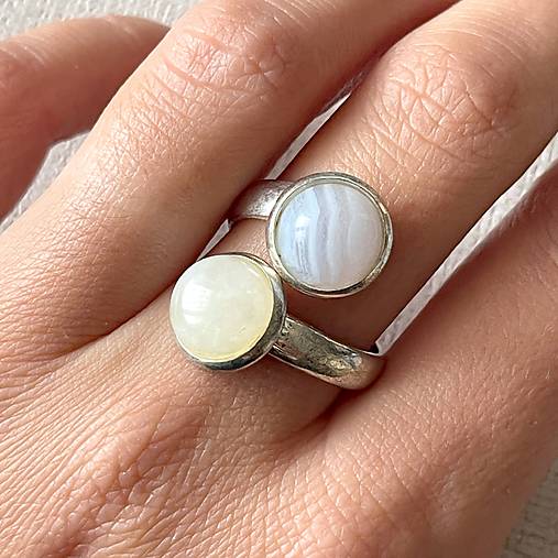 ZĽAVA 60% Elegant Double Moonstone and Chalcedony Ring / Prsteň s chalcedónom a mesačným kameňom E050