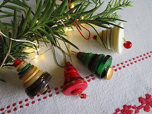 Dekorácie - Vianočné ozdoby z recyklovaných starých a nových gombíkov - 16881112_