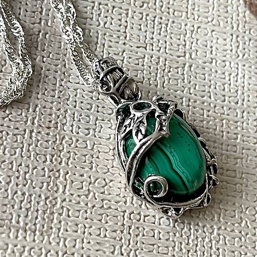 Natural Malachite Floral Antique Silver Pendant / Prívesok s prírodným malachitom E051