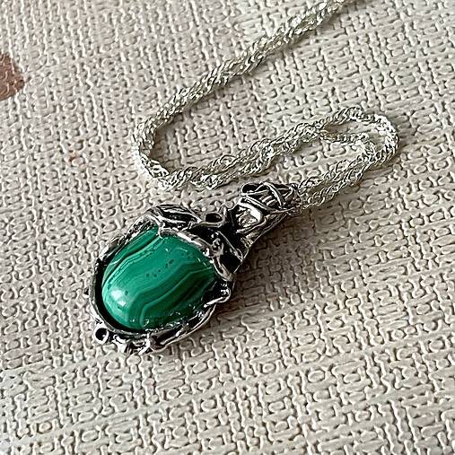 Natural Malachite Floral Antique Silver Pendant / Prívesok s prírodným malachitom E051