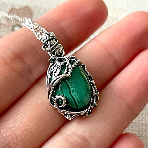 Natural Malachite Floral Antique Silver Pendant / Prívesok s prírodným malachitom E051