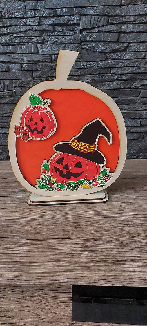 Dekorácie - Drevená tekvica s gravírovaným Halloweenskym obrázkom - 16891198_
