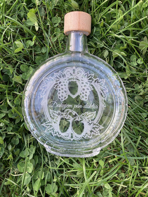 Nádoby - Sklenená fľaša na pálenku s vlastným gravírovaním (Gravírovanie jednostranné - text/obrázok) - 16894140_