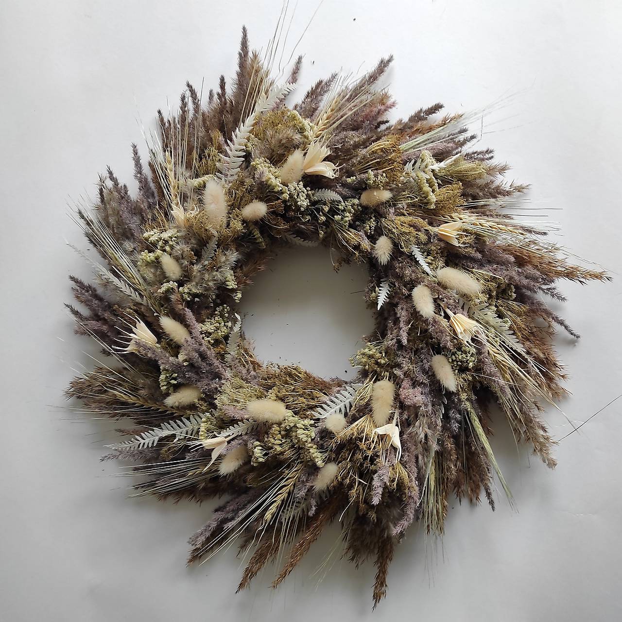Veniec zo sušených tráv a kvetov v prírodných farbách