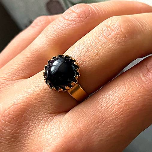 Dark Garnet Stainless Steel Gold Ring / Elegantný prsteň s tmavým granátom - oceľ E050