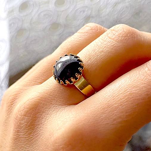 Dark Garnet Stainless Steel Gold Ring / Elegantný prsteň s tmavým granátom - oceľ E050