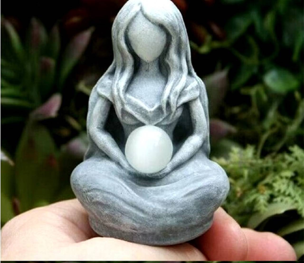 Meditujúca žena soška 8 x 5 cm