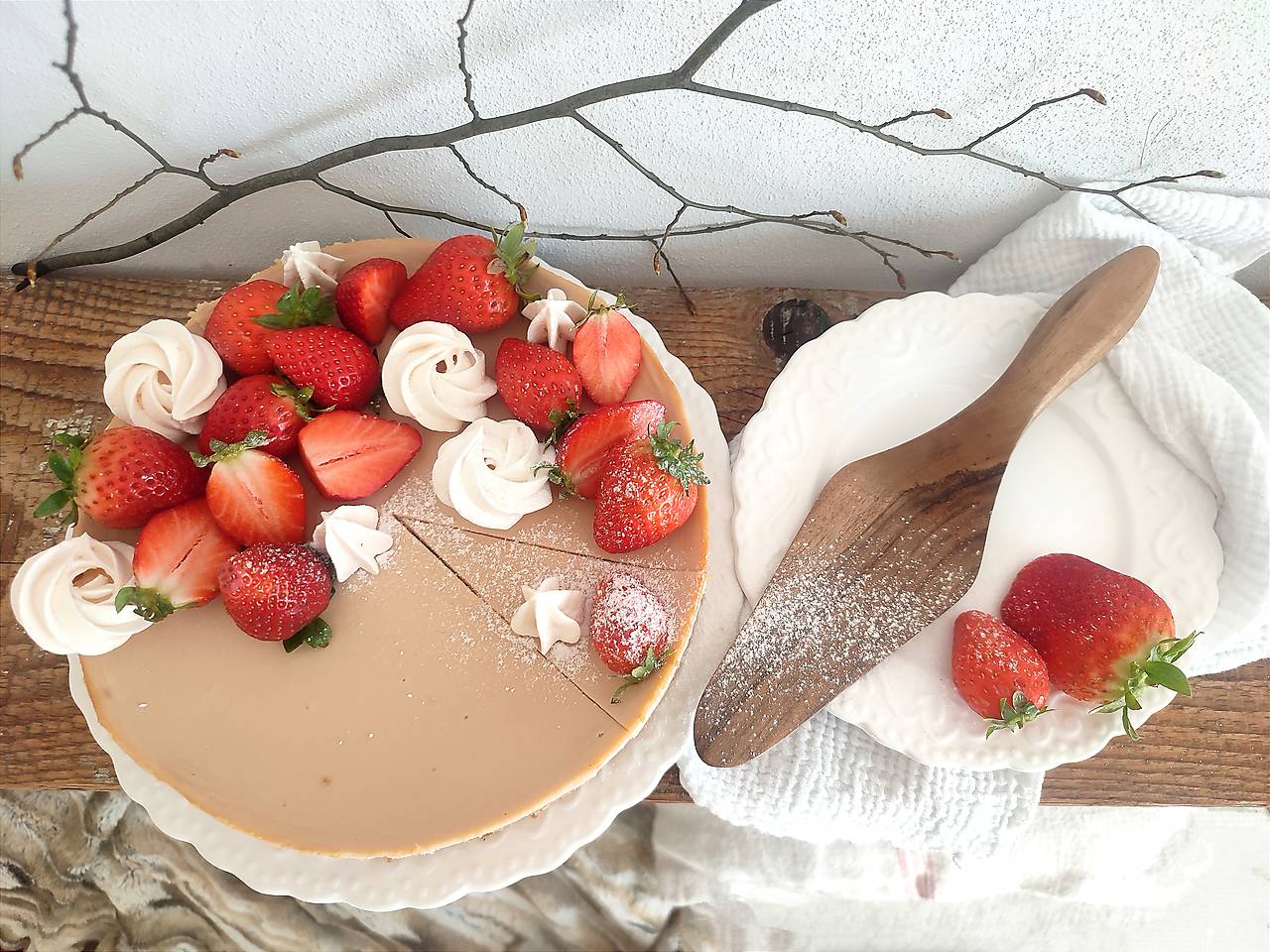 Tortová servírovacia lopatka (s otvorom a koženou šnúrkou)