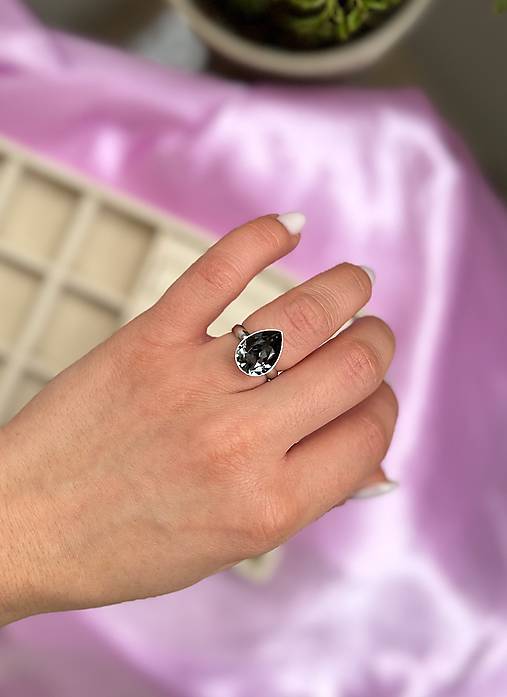 Prsteň Swarovski Element - tmavošedá