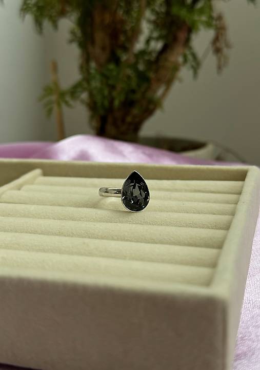 Prsteň Swarovski Element - tmavošedá