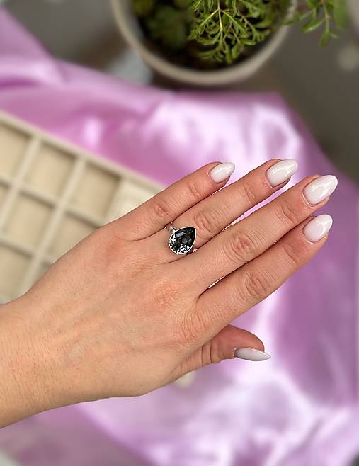 Prsteň Swarovski Element - tmavošedá