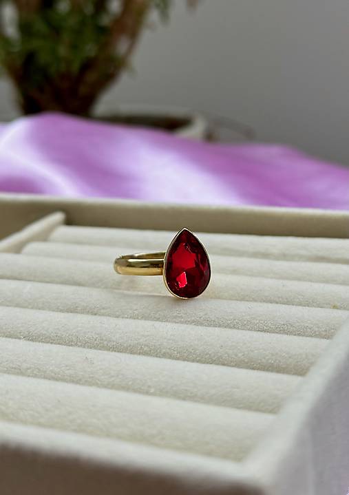 Prsteň Swarovski Element - červená (žlté zlato)