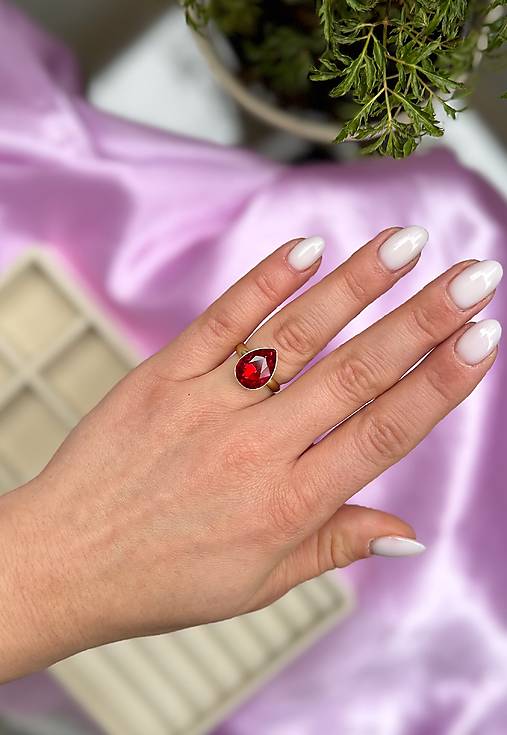 Prsteň Swarovski Element - červená (žlté zlato)