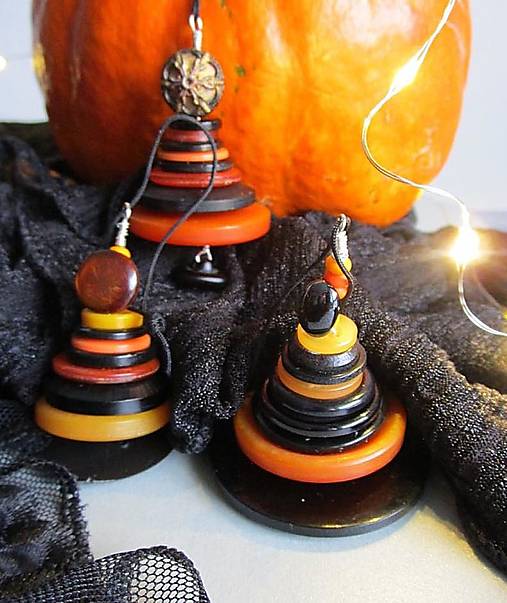 Dekorácie - Oranžovo-čierne ozdoby na jeseň a Halloween z recyklovaných gombíkov - 16907256_
