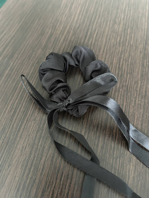 Ozdoby do vlasov - Saténová gumička scrunchie so stuhou (Čierna) - 16910159_
