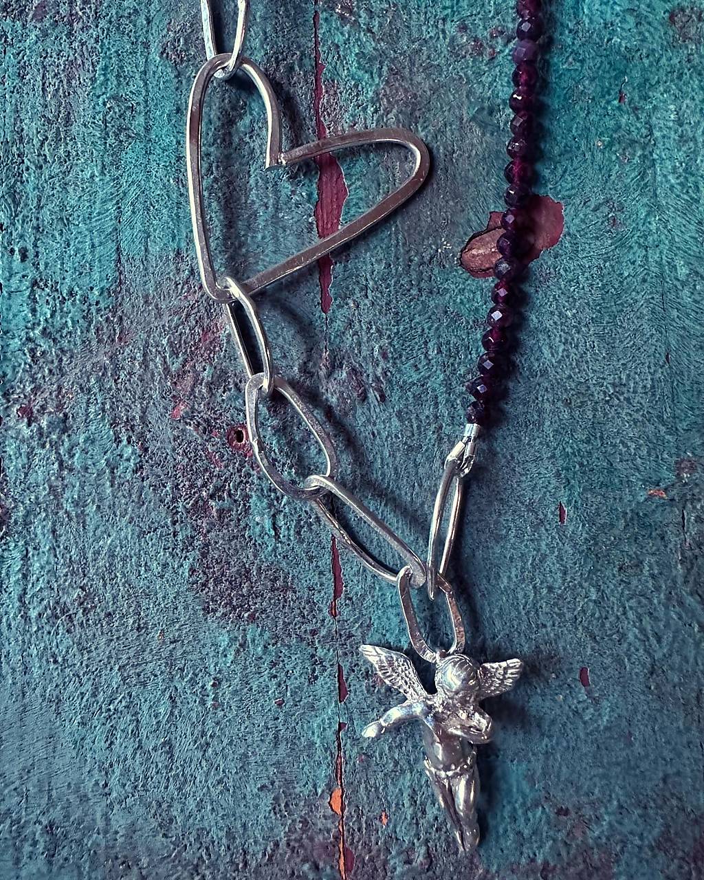 Strieborný náhrdelník perla a granát - Essence of protection