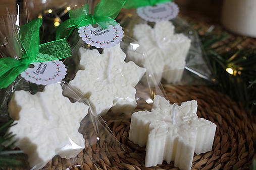 Sviečky -  Sviečky snehové vločky pre kolegov a kolegyne, milá pozornosť (1 vločka 6 cm v celofáne s mašľou a visačkou) - 16915713_