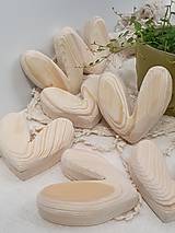 Dekorácie - Ručne vyrezávané drevené srdiečka - 16922115_