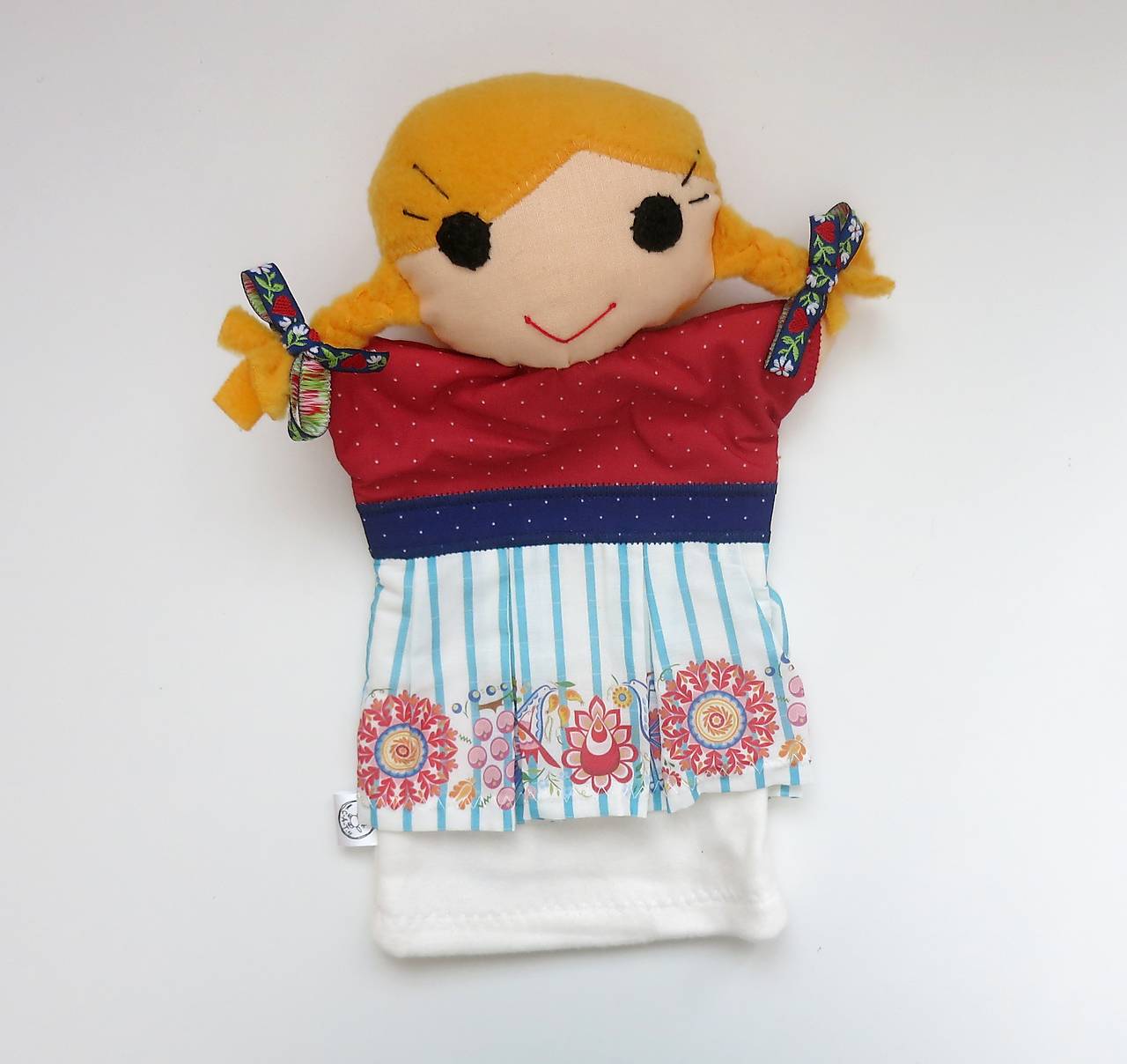 Maňuška folk dievčinka (v pásikovej sukienke  s vajnorským vzorom.)