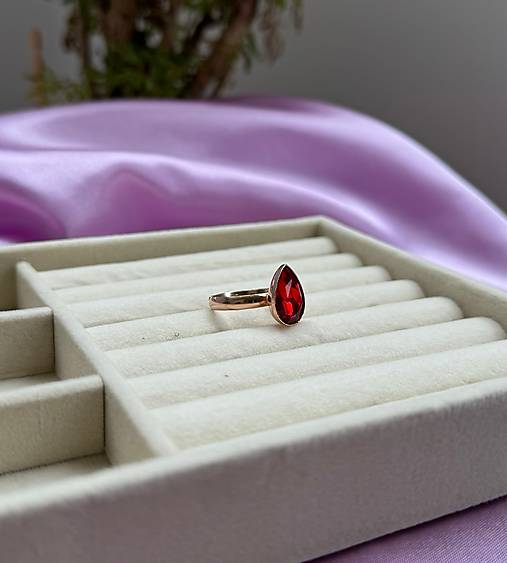 Prsteň Swarovski Element - červená (ružové zlato)