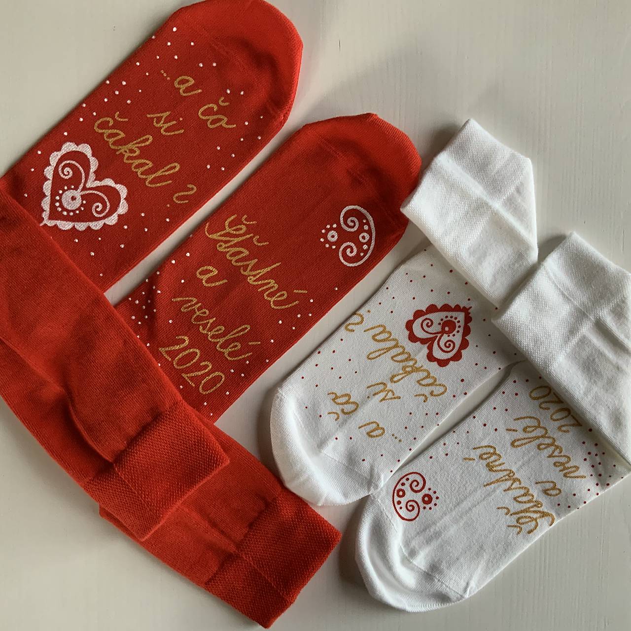 Maľované vianočné ponožky s nápisom: "A čo si čakal?..." alebo na želanie (Červené + biele v zlatej)